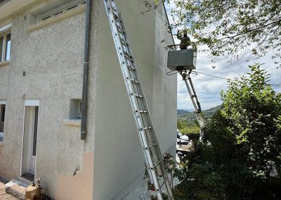 Finition impeccable d'une noue en zinc par votre artisan zingueur pour une évacuation parfaite des eaux de pluie à Thise.