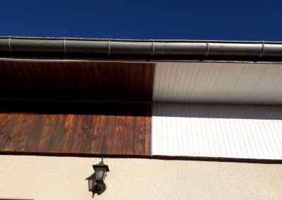 Contraste avant et après : remplacement d'un ancien habillage bois par du lambris PVC blanc sans entretien sous l'avancée de toit à Besançon.