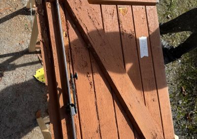 Décapage et préparation d'un ancien volet en bois très abîmé par les intempéries à Besançon.