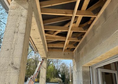 Création de l'ossature en bois sur-mesure avant la pose d'un habillage de débord de toit à Besançon.
