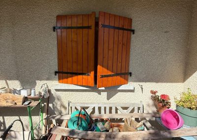 Finition parfaite après le ponçage, le traitement et la peinture des boiseries d'une fenêtre dans le Doubs.