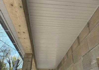 Rénovation extérieure et pose de lambris d'avant-toit pour protéger la charpente à École-Valentin.