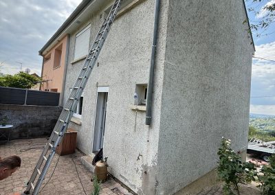Façonnage et pose d'une noue en zinc sur-mesure pour garantir l'étanchéité d'un nouement de toiture à Morre.