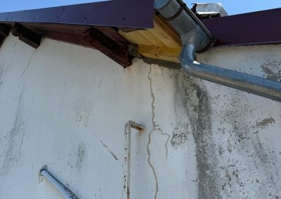 Charpente de rive en bois entièrement rénovée, offrant une base saine et solide pour les travaux de finition dans le Doubs.