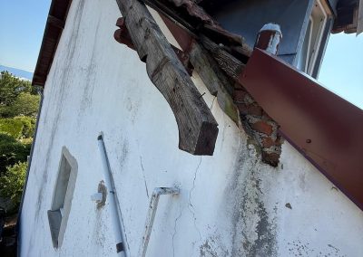 Rénovation de la charpente de rive : remplacement des bois de structure abîmés par des neufs avant la zinguerie à Besançon.