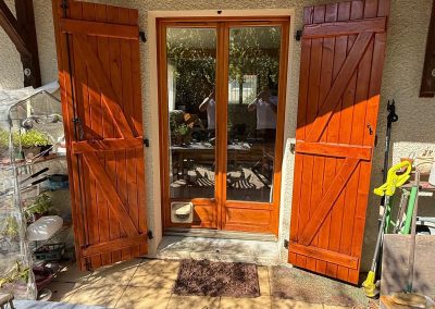 Restauration complète des volets d'une porte-fenêtre pour redonner tout son cachet à la maison sur le Grand Besançon.