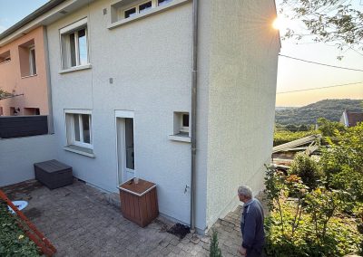 Travaux de zinguerie technique : raccordement étanche entre les tuiles et la noue en zinc sur le Grand Besançon.