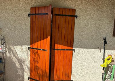 Superbes volets en bois entièrement rénovés et protégés par une lasure haute résistance à Valdahon.